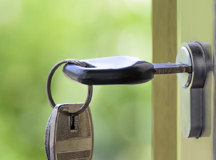 clé dans une porte