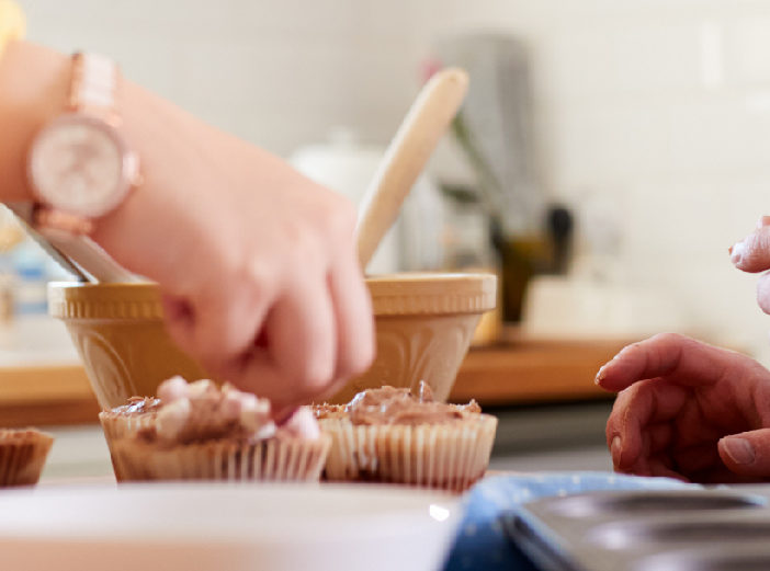 personnes préparant des gateaux